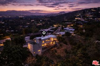 1052 N Kenter Avenue, Los Angeles, CA 90049