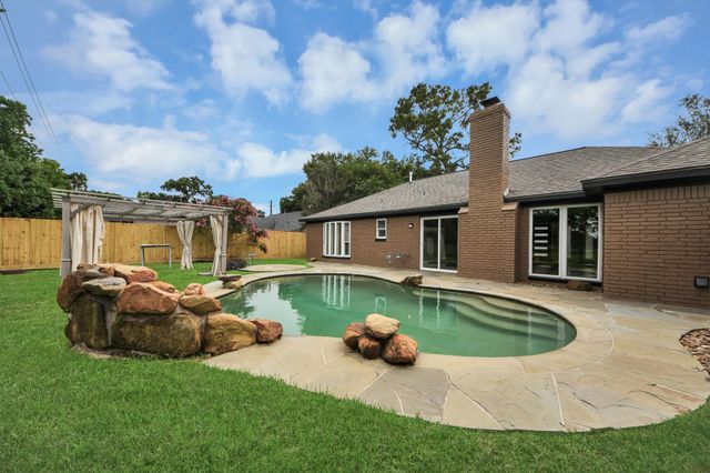 7822 Maple Tree Drive, Houston, TX 77088
