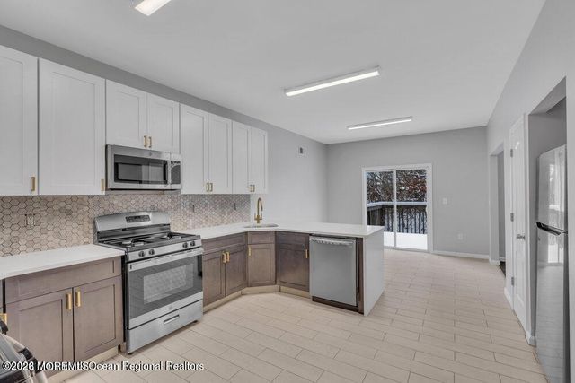 6 Taft Avenue, Lakewood, NJ 08701
