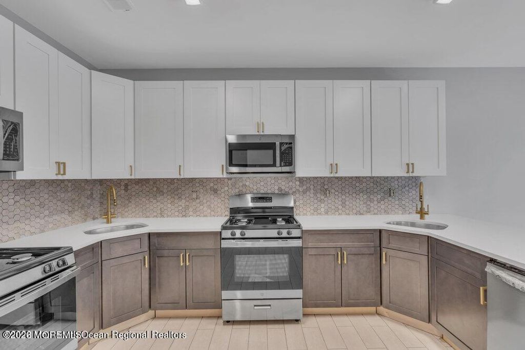 6 Taft Avenue, Lakewood, NJ 08701