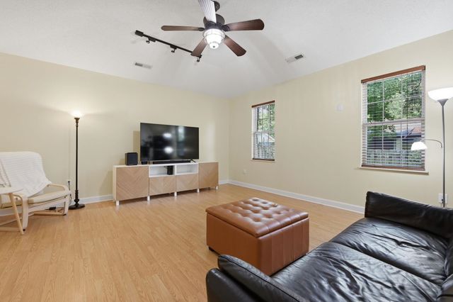 810 Brenda Pl., Myrtle Beach, SC 29577