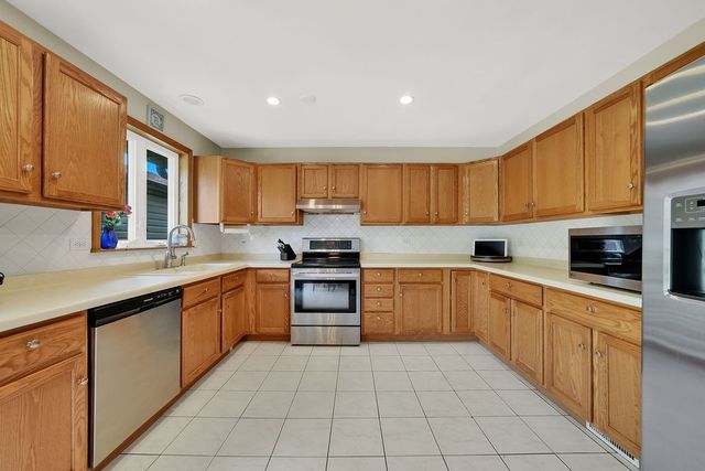 8840 Leslie Drive, Orland Hills, IL 60487