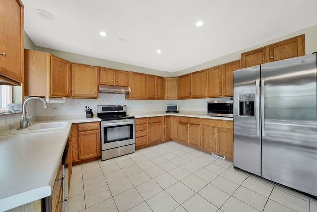 8840 Leslie Drive, Orland Hills, IL 60487