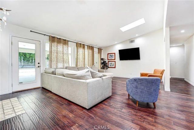 22450 Collins, Woodland Hills, CA 91367