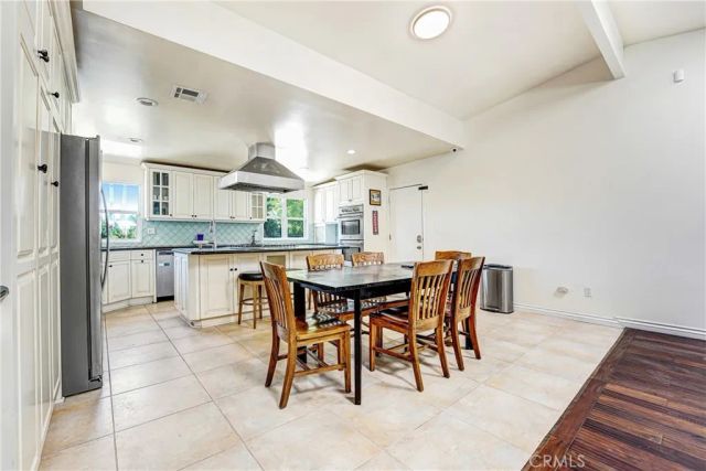 22450 Collins, Woodland Hills, CA 91367