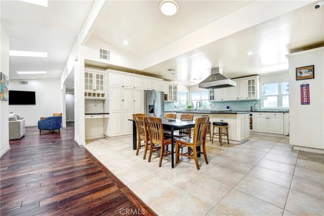 22450 Collins, Woodland Hills, CA 91367