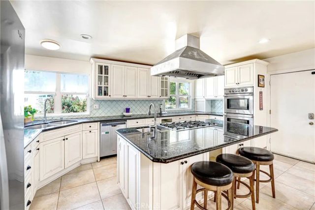 22450 Collins, Woodland Hills, CA 91367