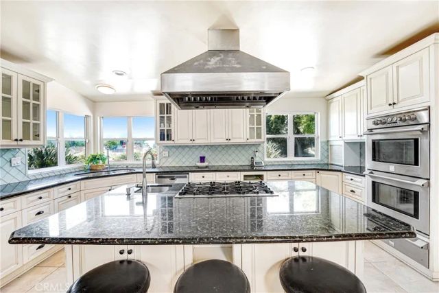 22450 Collins, Woodland Hills, CA 91367