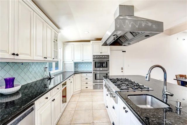 22450 Collins, Woodland Hills, CA 91367