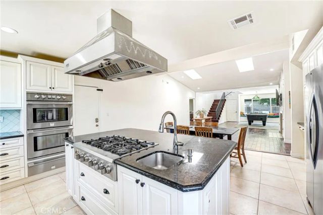 22450 Collins, Woodland Hills, CA 91367