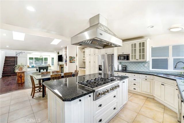 22450 Collins, Woodland Hills, CA 91367