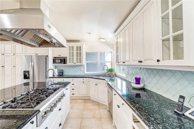 22450 Collins, Woodland Hills, CA 91367