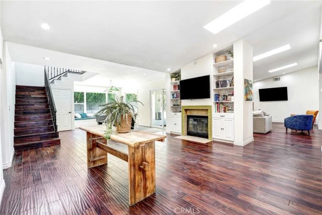22450 Collins, Woodland Hills, CA 91367