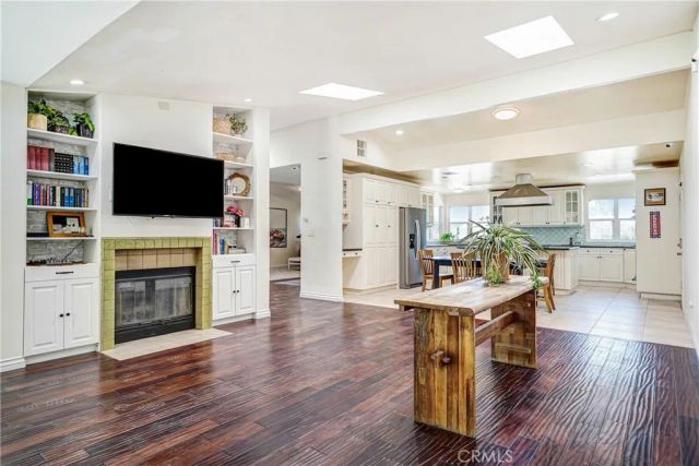 22450 Collins, Woodland Hills, CA 91367