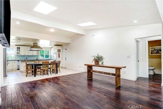 22450 Collins, Woodland Hills, CA 91367