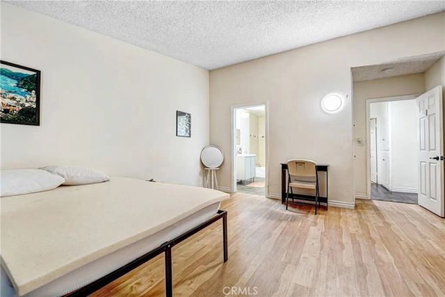 22450 Collins, Woodland Hills, CA 91367
