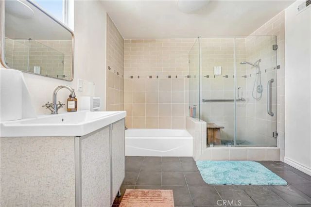 22450 Collins, Woodland Hills, CA 91367