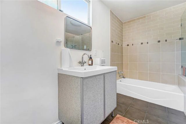 22450 Collins, Woodland Hills, CA 91367