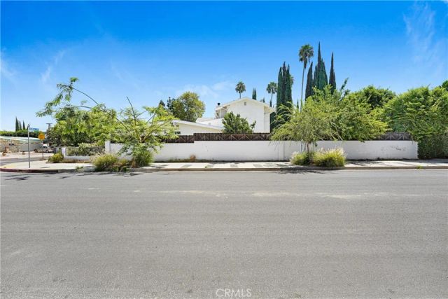 22450 Collins, Woodland Hills, CA 91367