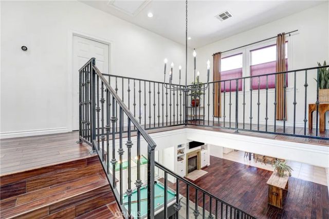 22450 Collins, Woodland Hills, CA 91367