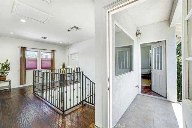 22450 Collins, Woodland Hills, CA 91367