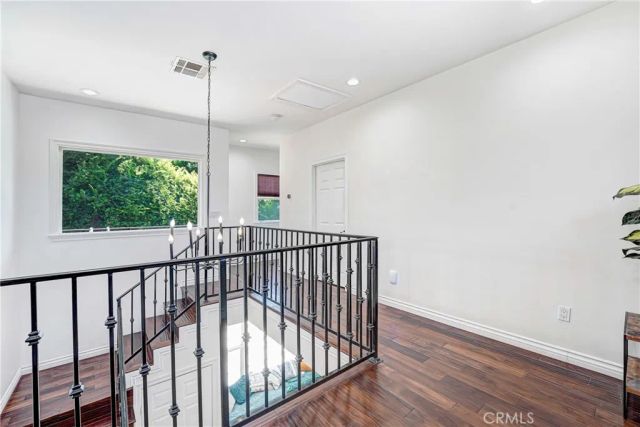 22450 Collins, Woodland Hills, CA 91367