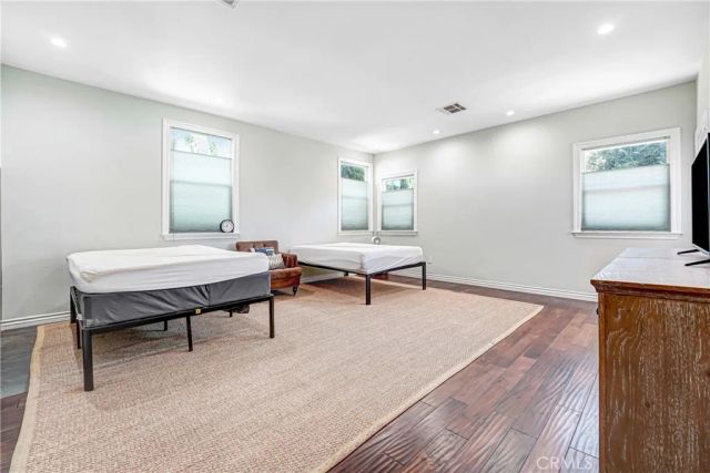22450 Collins, Woodland Hills, CA 91367