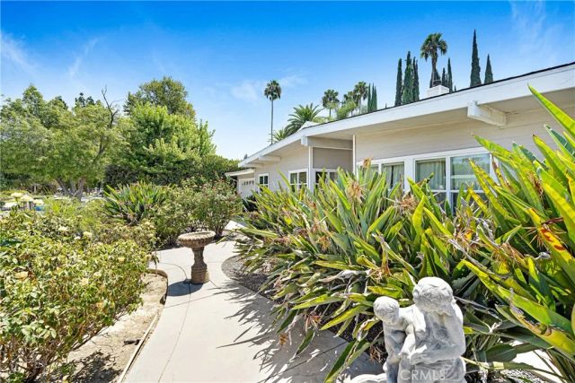 22450 Collins, Woodland Hills, CA 91367