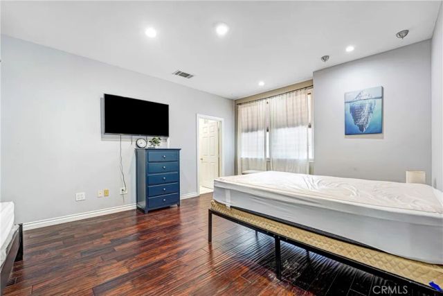 22450 Collins, Woodland Hills, CA 91367