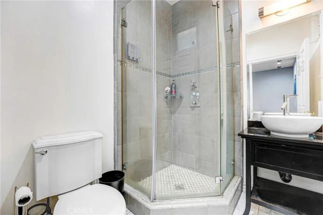 22450 Collins, Woodland Hills, CA 91367