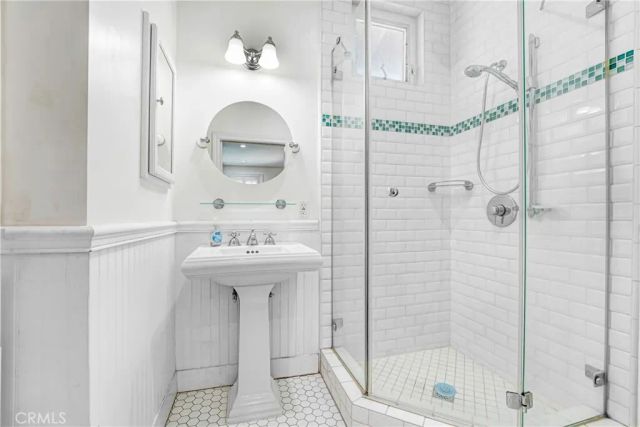 22450 Collins, Woodland Hills, CA 91367