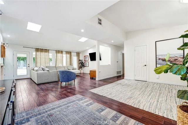 22450 Collins, Woodland Hills, CA 91367