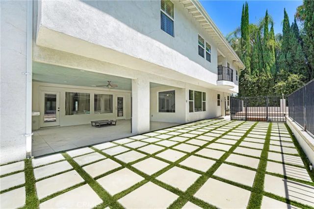 22450 Collins, Woodland Hills, CA 91367