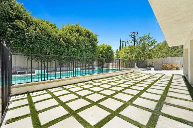 22450 Collins, Woodland Hills, CA 91367