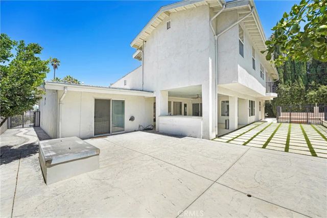 22450 Collins, Woodland Hills, CA 91367