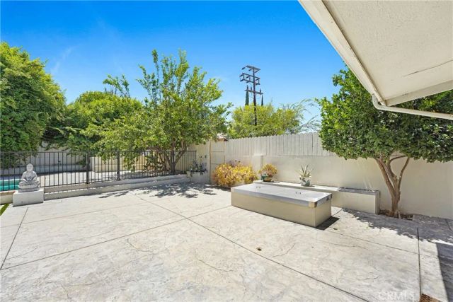 22450 Collins, Woodland Hills, CA 91367