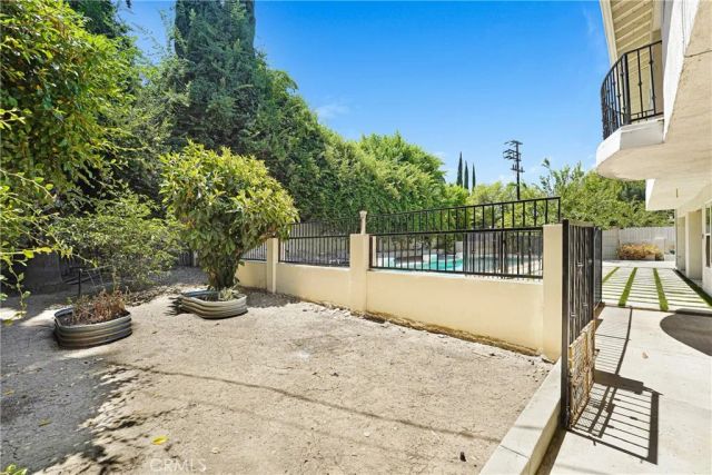 22450 Collins, Woodland Hills, CA 91367