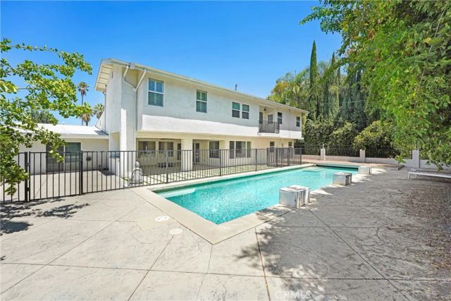 22450 Collins, Woodland Hills, CA 91367