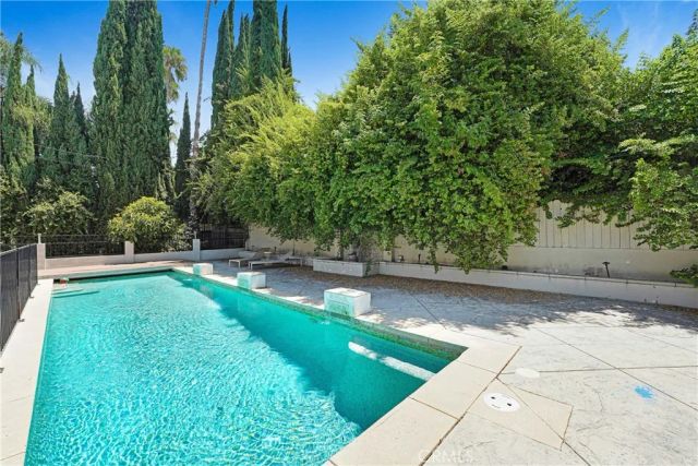 22450 Collins, Woodland Hills, CA 91367