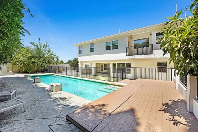 22450 Collins, Woodland Hills, CA 91367