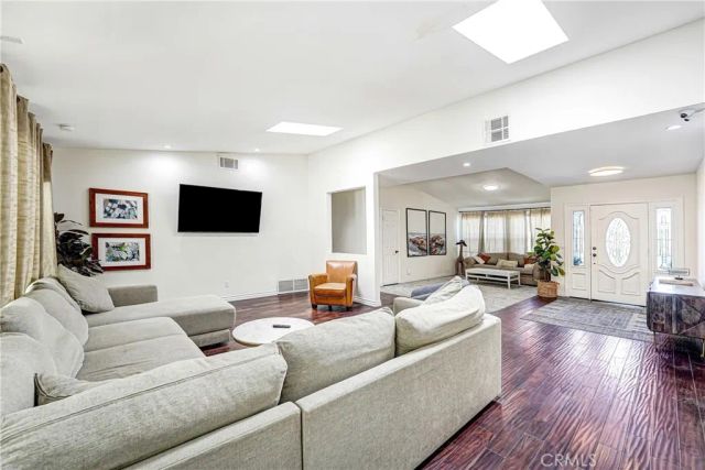 22450 Collins, Woodland Hills, CA 91367
