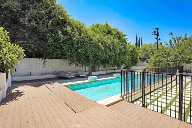 22450 Collins, Woodland Hills, CA 91367