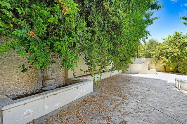 22450 Collins, Woodland Hills, CA 91367