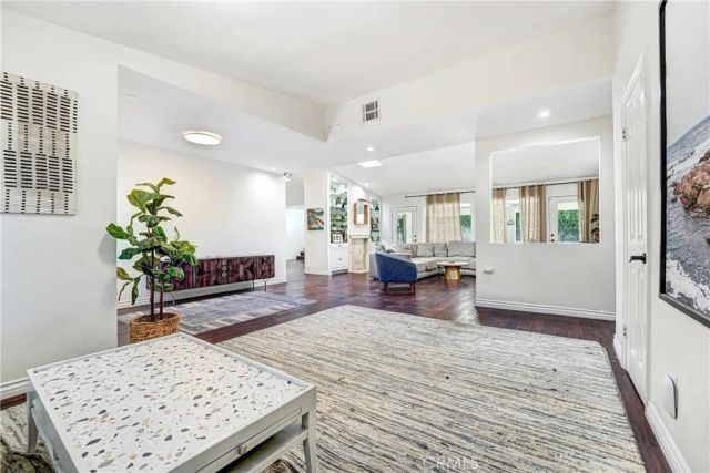 22450 Collins, Woodland Hills, CA 91367