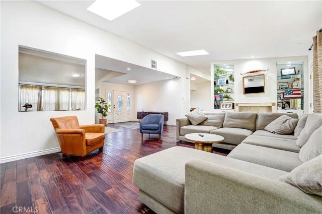 22450 Collins, Woodland Hills, CA 91367