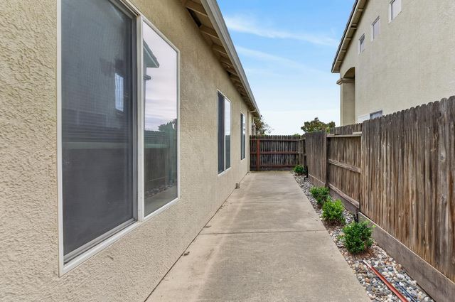 9042 Warmsprings St, Elk Grove, CA 95758