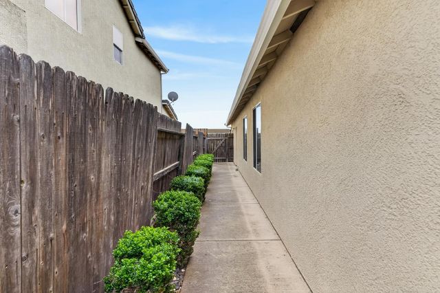 9042 Warmsprings St, Elk Grove, CA 95758