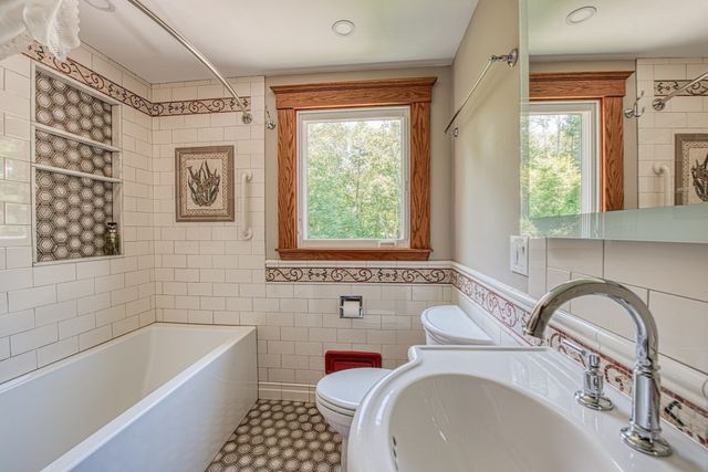 8 Central St, Stoughton, MA 02072