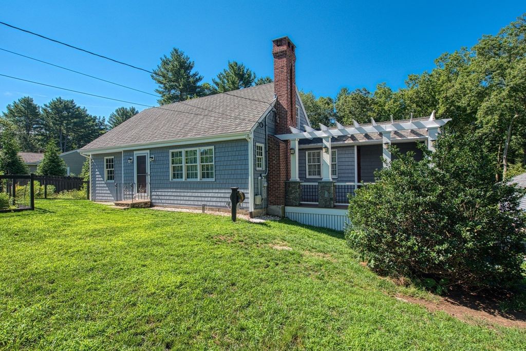 8 Central St, Stoughton, MA 02072