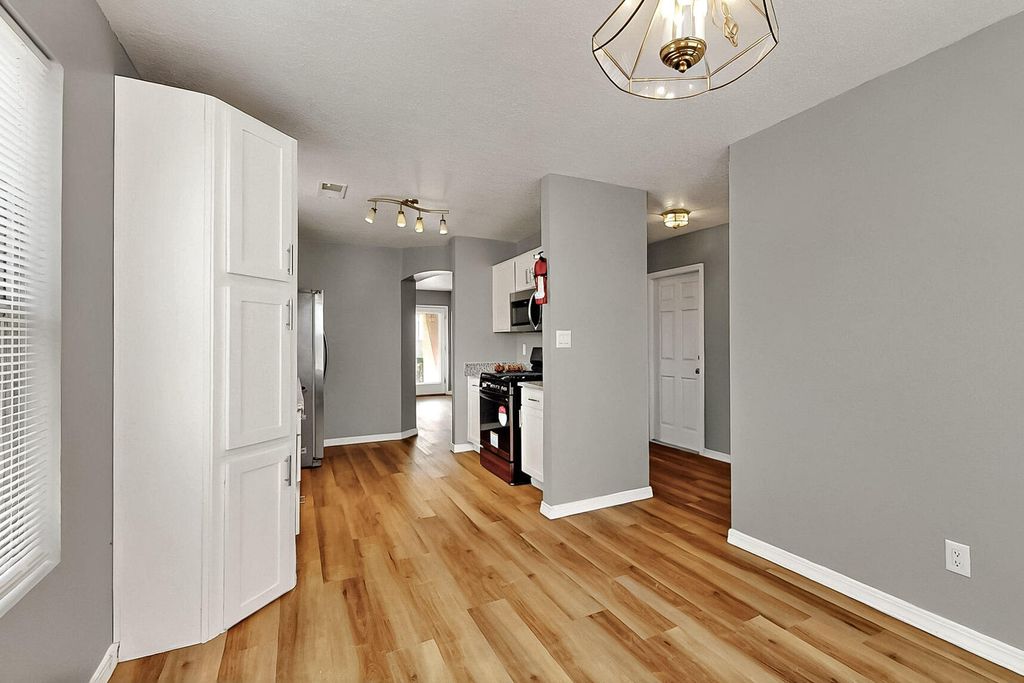 Image 10 of property listing at 111 18th Street SE, Rio Rancho, NM 87124